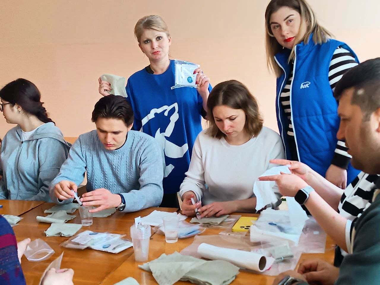 Виктория Сошина: Сегодня Юлия Кострица - заместитель секретаря и активисты первичного отделения №24 партии «Единая Россия» провели мастер-класс по изготовлению сухих душей для учащихся Нижненагольской средней школы имени... Виктория Сошина: Сегодня Юлия Кострица - заместитель секретаря и активисты первичного отделения №24 партии «Единая Россия» провели мастер-класс по изготовлению сухих душей для учащихся Нижненагольской средней школы имени...