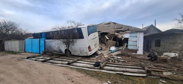 В Марковке автобус «Москва-Стаханов» съехал с трассы и влетел в частный дом