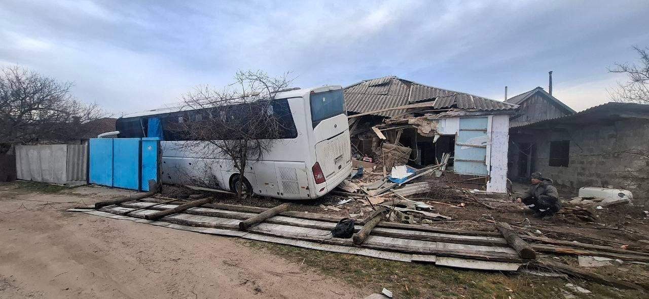 В Марковке автобус «Москва-Стаханов» съехал с трассы и влетел в частный дом