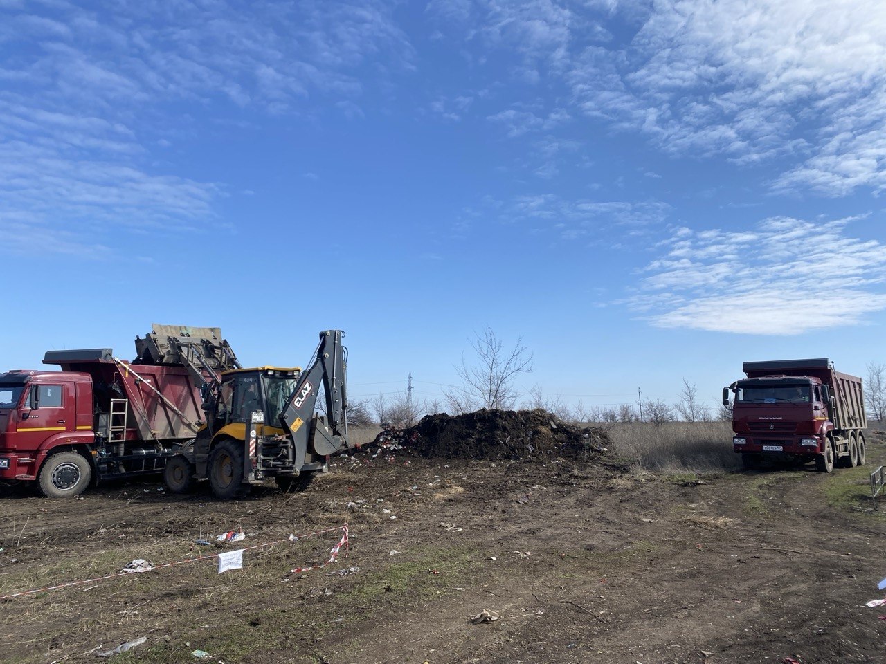 Фотофакт: 25 марта на кладбище в районе ЦОФ "Суходольская" г. Суходольска проведены работы по уборке скопившегося мусора