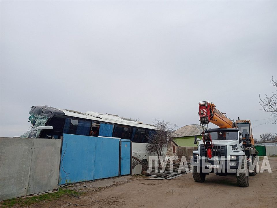 Авария в пгт Марковка: автобус Москва – Стаханов врезался в жилой дом Авария в пгт Марковка: автобус Москва – Стаханов врезался в жилой дом