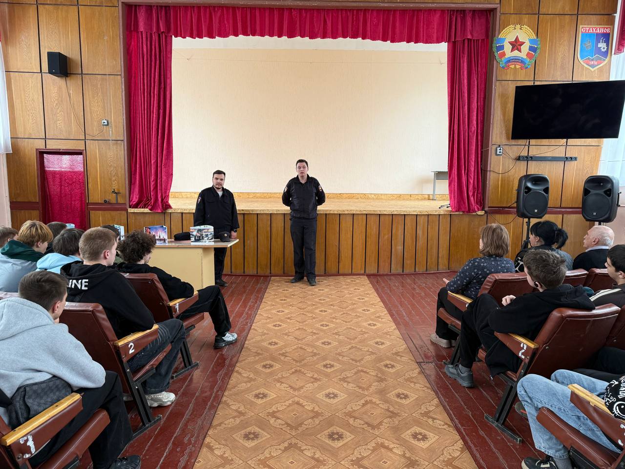 Безопасность превыше всего: профилактическая беседа в колледже с участием сотрудников ОМВД России "Стахановский" Безопасность превыше всего: профилактическая беседа в колледже с участием сотрудников ОМВД России "Стахановский"