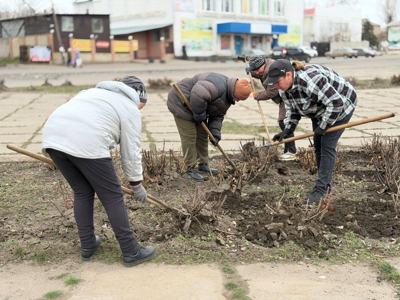 Сергей Колягин: Весна в самом разгаре, поэтому специалисты Муниципального унитарного предприятия «Комбинат коммунальных услуг города Первомайска» активно включились в работу по уходу за зелеными насаждениями