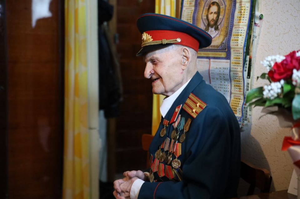 Денис Мирошниченко поздравил со 100-летием ветерана Григория Пономаренко Денис Мирошниченко поздравил со 100-летием ветерана Григория Пономаренко