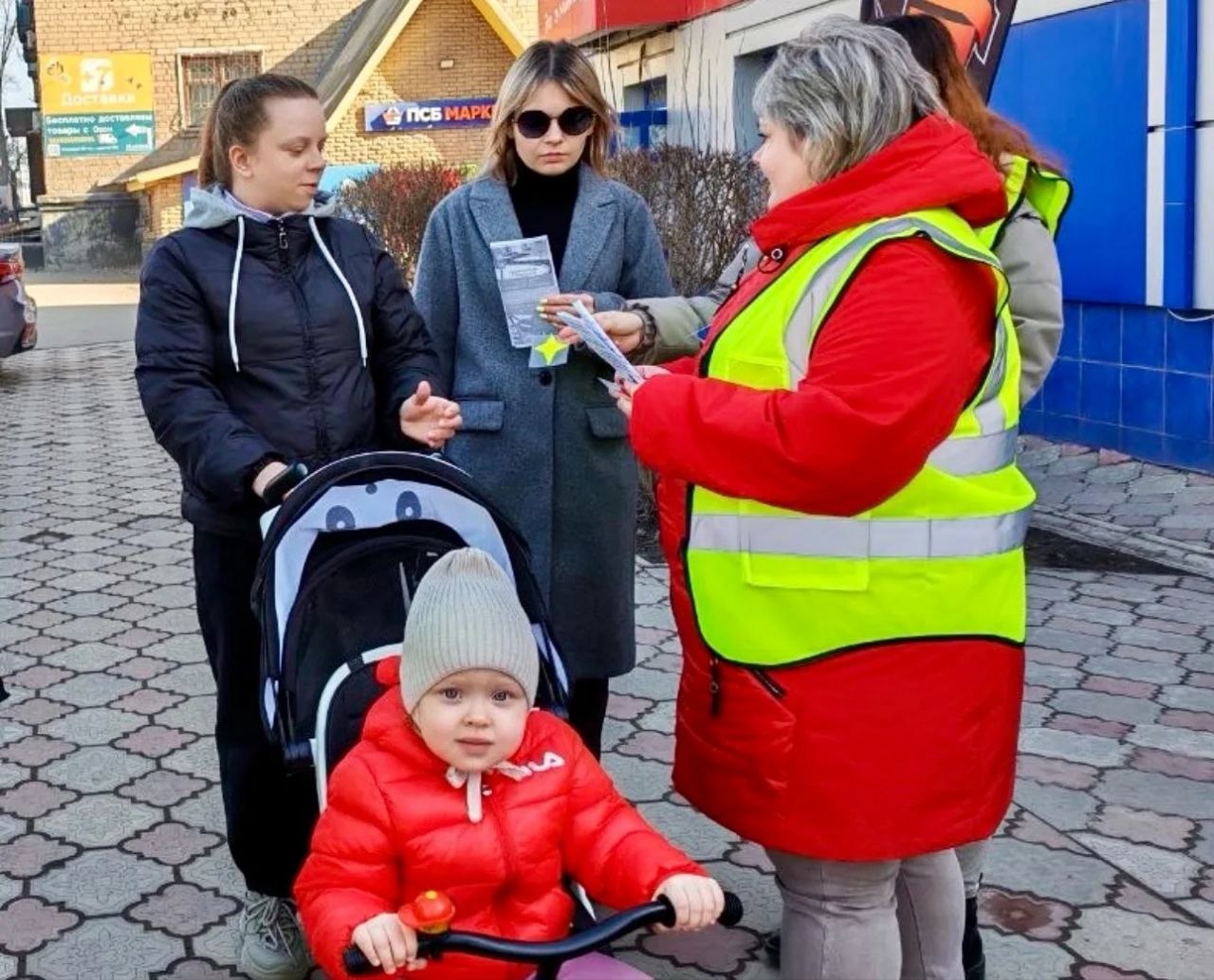Сотрудники Госавтоинспекции совместно с отрядами ЮИД и «Родительскими патрулями» провели комплексные мероприятия в Краснодоне, Свердловске, Стаханове и Марковке Сотрудники Госавтоинспекции совместно с отрядами ЮИД и «Родительскими патрулями» провели комплексные мероприятия в Краснодоне, Свердловске, Стаханове и Марковке