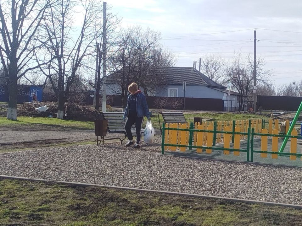 В селе Роскошном и поселке Фабричное прошел большой субботник В селе Роскошном и поселке Фабричное прошел большой субботник