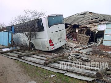 Авария в пгт Марковка: автобус Москва – Стаханов врезался в жилой дом