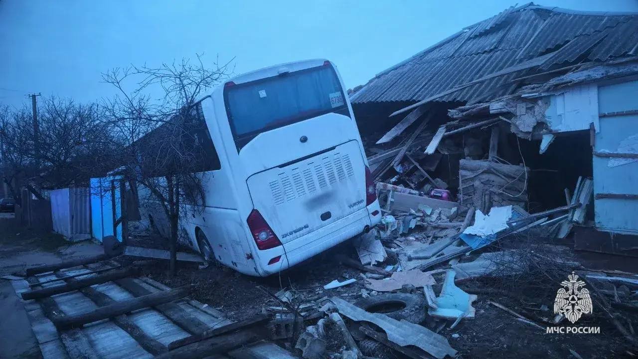 Спасатели помогли деблокировать одного из пассажиров, пострадавшего в ДТП в рейсовом автобусе "Стаханов - Москва" Спасатели помогли деблокировать одного из пассажиров, пострадавшего в ДТП в рейсовом автобусе "Стаханов - Москва"