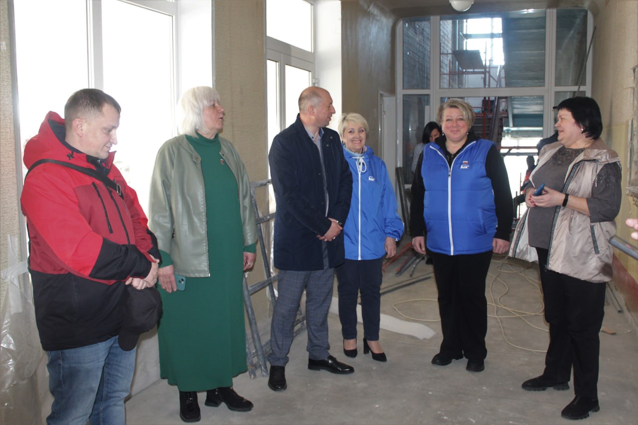 Единороссы познакомились с ходом ремонтных работ в Зимогорьевской СШ имени Малько, которые в рамках Народной программы партии «Единая Россия» ведутся регионом-шефом Алтайским краем