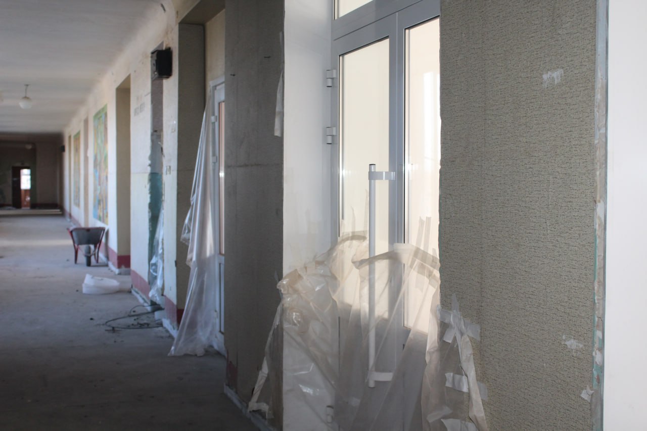 Единороссы познакомились с ходом ремонтных работ в Зимогорьевской СШ имени Малько, которые в рамках Народной программы партии «Единая Россия» ведутся регионом-шефом Алтайским краем Единороссы познакомились с ходом ремонтных работ в Зимогорьевской СШ имени Малько, которые в рамках Народной программы партии «Единая Россия» ведутся регионом-шефом Алтайским краем