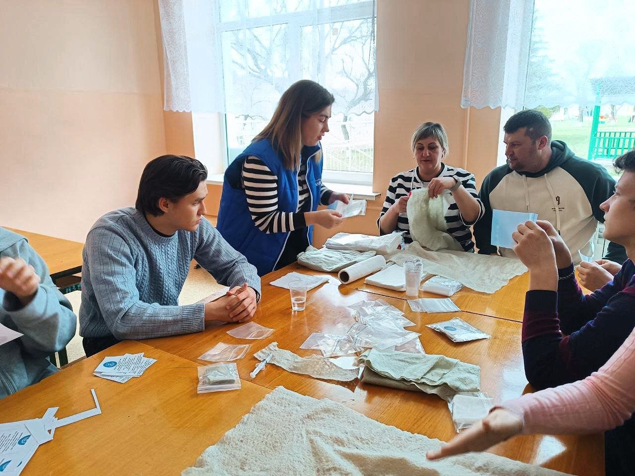 Виктория Сошина: Сегодня Юлия Кострица - заместитель секретаря и активисты первичного отделения №24 партии «Единая Россия» провели мастер-класс по изготовлению сухих душей для учащихся Нижненагольской средней школы имени...