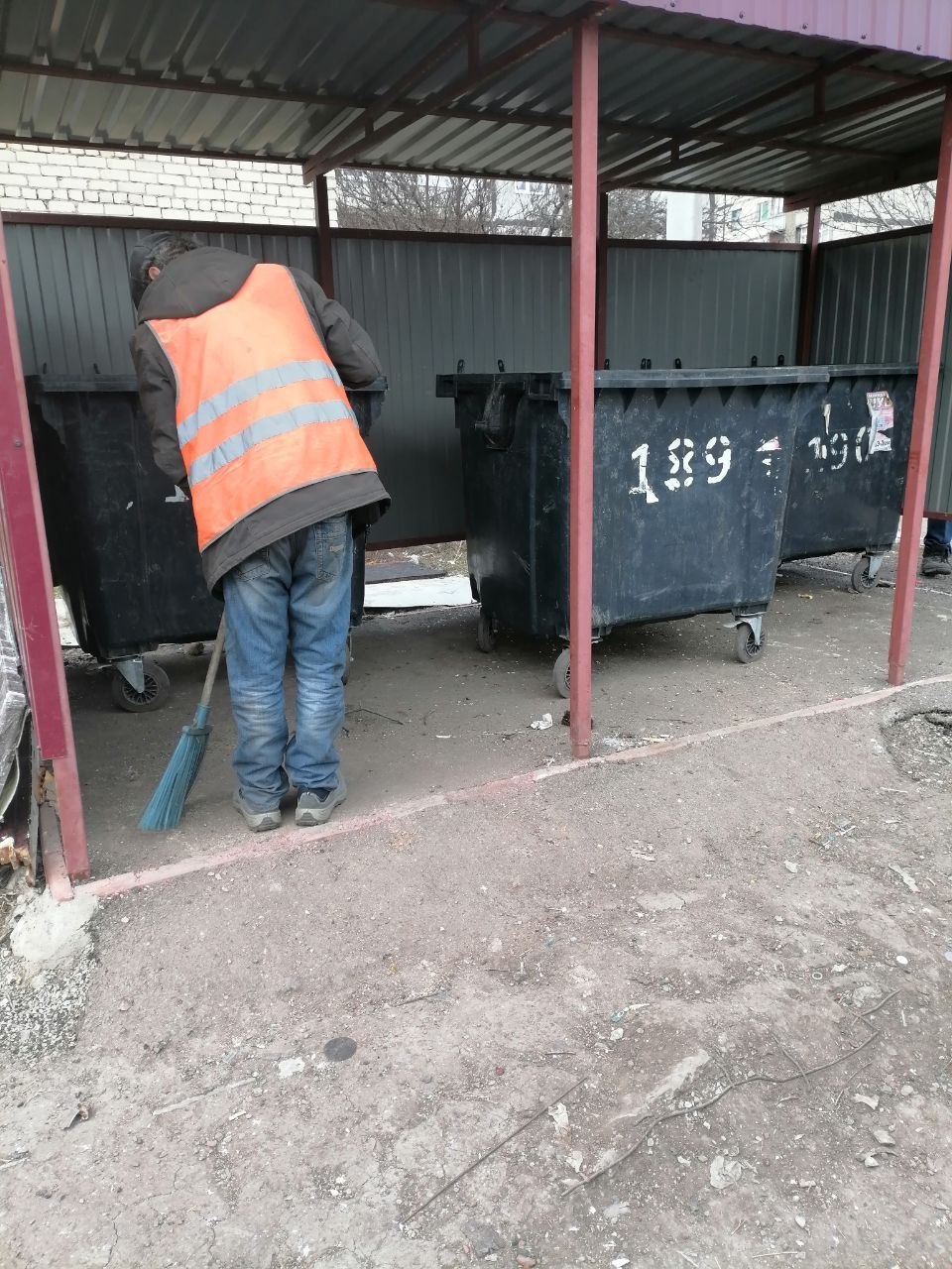 Андрей Рубанцов: Сегодня работниками МУП "СКАТ" выполнены работы по уборке и вывозу твердых коммунальных отходов с 32-х точек сбора мусора в муниципальном образовании Андрей Рубанцов: Сегодня работниками МУП "СКАТ" выполнены работы по уборке и вывозу твердых коммунальных отходов с 32-х точек сбора мусора в муниципальном образовании