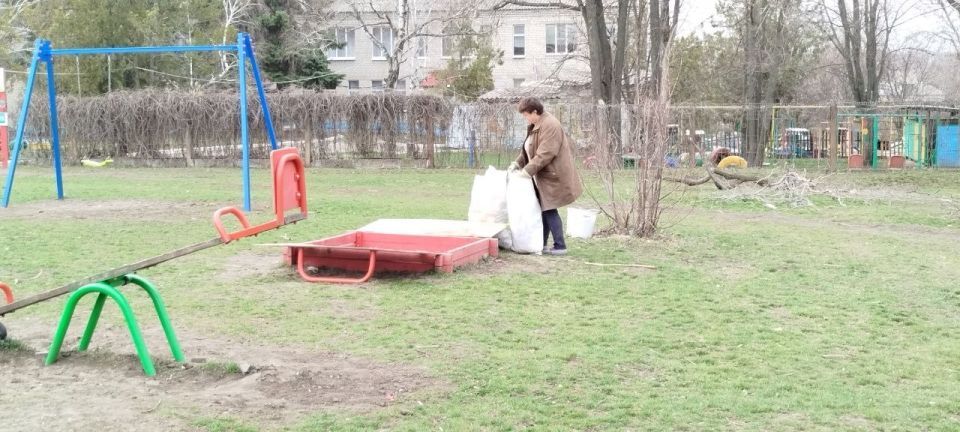 В селе Роскошном и поселке Фабричное прошел большой субботник В селе Роскошном и поселке Фабричное прошел большой субботник