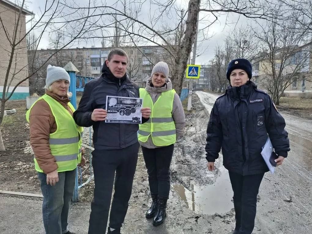 Сотрудники Госавтоинспекции совместно с отрядами ЮИД и «Родительскими патрулями» провели комплексные мероприятия в Краснодоне, Свердловске, Стаханове и Марковке Сотрудники Госавтоинспекции совместно с отрядами ЮИД и «Родительскими патрулями» провели комплексные мероприятия в Краснодоне, Свердловске, Стаханове и Марковке