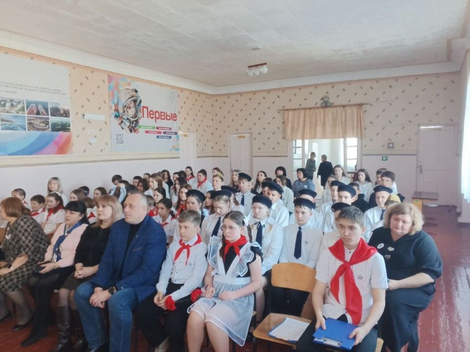 25 марта в ГБОУ ЛНР "Ленинский УВК" в рамках реализации патийного проекта ВПП "Единая Россия" "Новая школа" состоялось торжественное открытие "Парты Героя" в честь ветерана Великой Отечественной войны, почетного жителя... 25 марта в ГБОУ ЛНР "Ленинский УВК" в рамках реализации патийного проекта ВПП "Единая Россия" "Новая школа" состоялось торжественное открытие "Парты Героя" в честь ветерана Великой Отечественной войны, почетного жителя...