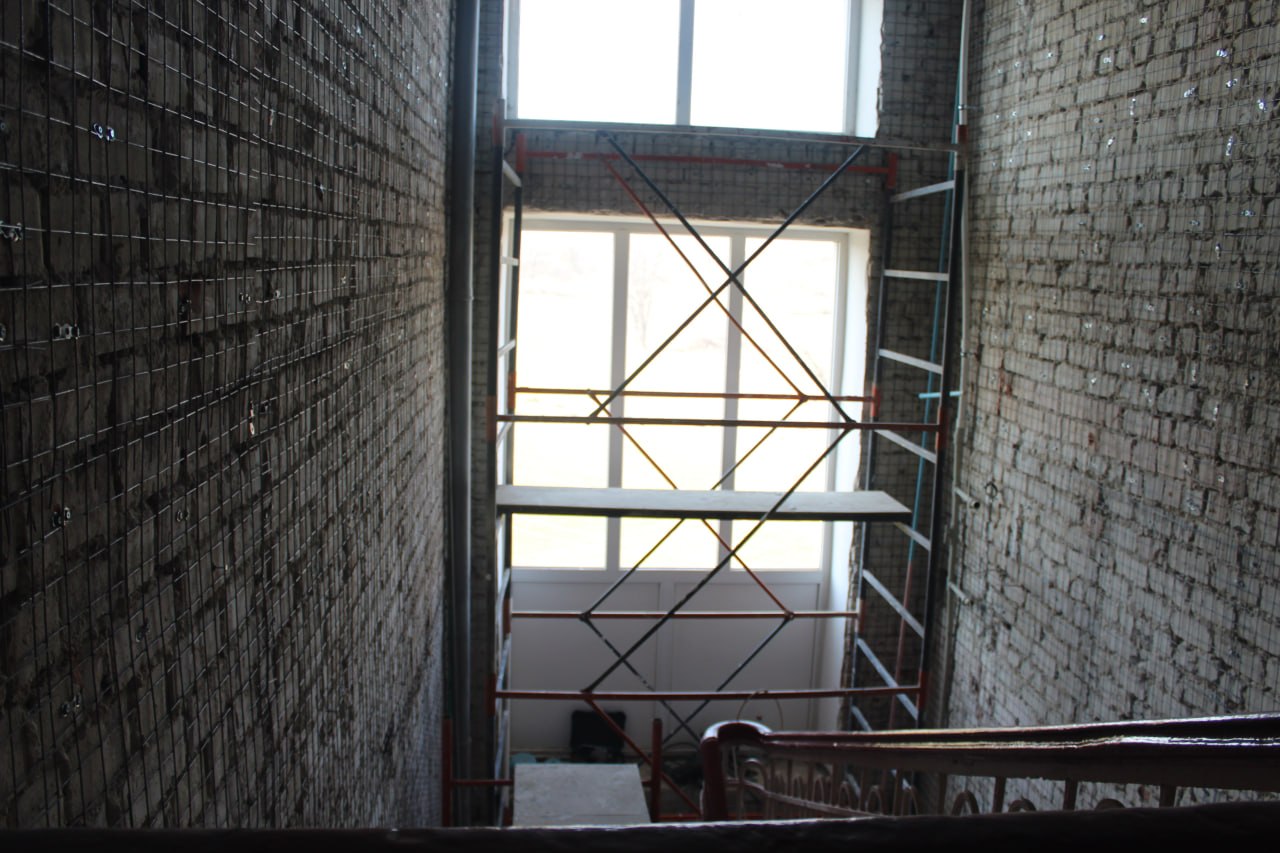 Единороссы познакомились с ходом ремонтных работ в Зимогорьевской СШ имени Малько, которые в рамках Народной программы партии «Единая Россия» ведутся регионом-шефом Алтайским краем Единороссы познакомились с ходом ремонтных работ в Зимогорьевской СШ имени Малько, которые в рамках Народной программы партии «Единая Россия» ведутся регионом-шефом Алтайским краем