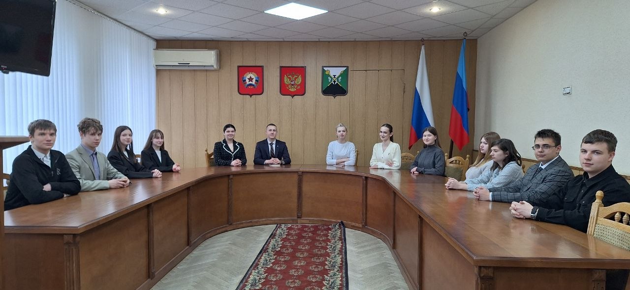 Откровенно и на равных пообщался с молодежью Откровенно и на равных пообщался с молодежью