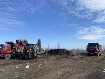 Фотофакт: 25 марта на кладбище в районе ЦОФ "Суходольская" г. Суходольска проведены работы по уборке скопившегося мусора