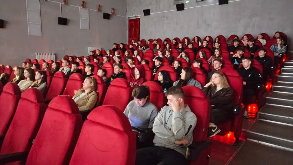 Андрей Рубанцов: В Ровеньках режиссер-документалист Анна Родионова представила свой новый фильм "Ангелы Победы" Андрей Рубанцов: В Ровеньках режиссер-документалист Анна Родионова представила свой новый фильм "Ангелы Победы"