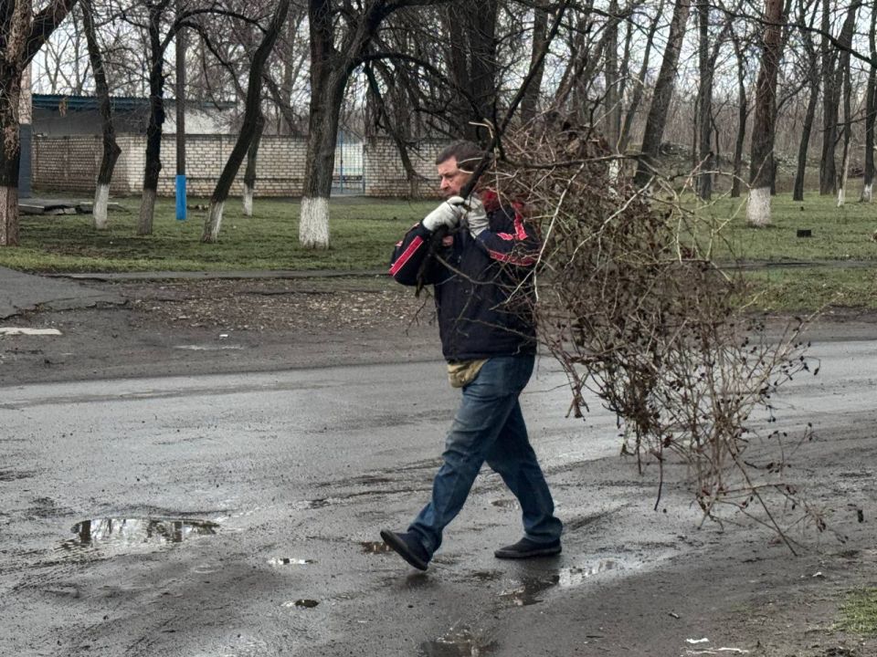 Субботник на центральной площади пгт Дзержинский в рамках проекта «Чистая страна»! Субботник на центральной площади пгт Дзержинский в рамках проекта «Чистая страна»!