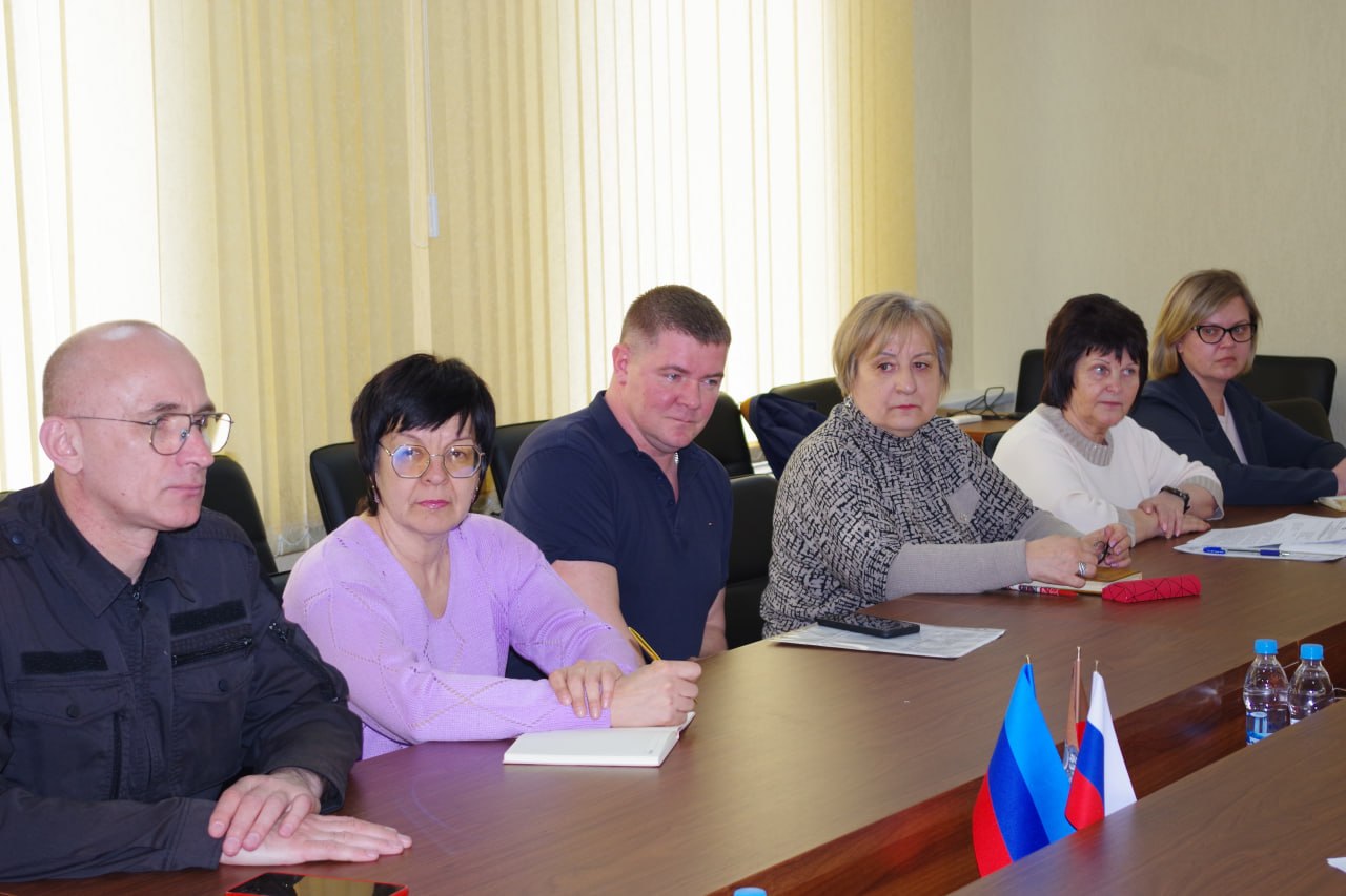 Сергей Крамаренко: Провел рабочую встречу с представителями некоммерческой организации «Единый региональный фонд по управлению многоквартирными домами на территории Луганской Народной Республики» в которой принял участие... Сергей Крамаренко: Провел рабочую встречу с представителями некоммерческой организации «Единый региональный фонд по управлению многоквартирными домами на территории Луганской Народной Республики» в которой принял участие...