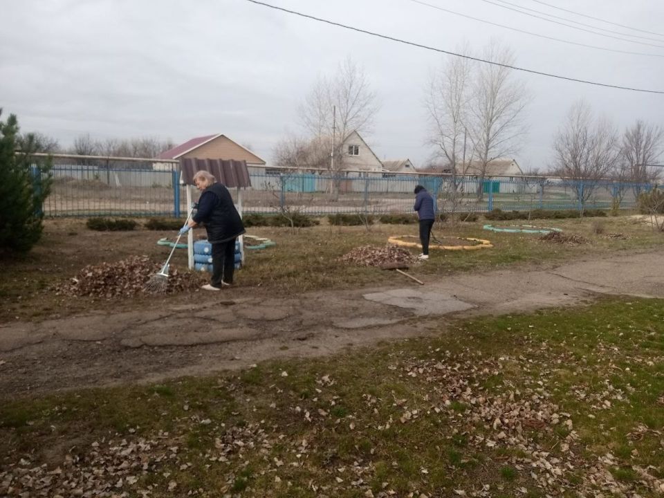 26 марта коллектив Станично-Луганской средней школы имени Грекова П. М. дружно вышел на общешкольную акцию «Чистый двор» 26 марта коллектив Станично-Луганской средней школы имени Грекова П. М. дружно вышел на общешкольную акцию «Чистый двор»