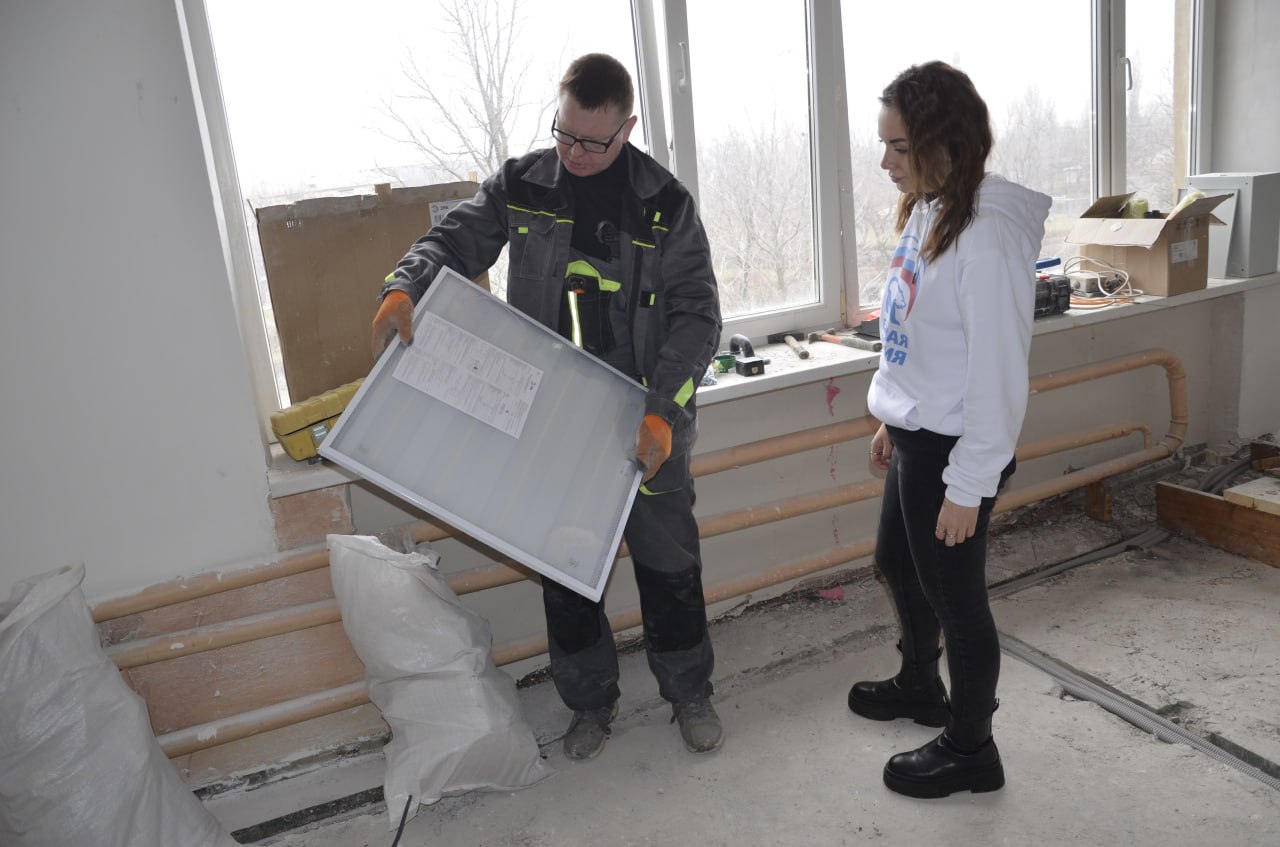 В Лутугинской средней школе №1 проинспектировали ход капремонта кабинета физики по Народной программе «Единой России» В Лутугинской средней школе №1 проинспектировали ход капремонта кабинета физики по Народной программе «Единой России»