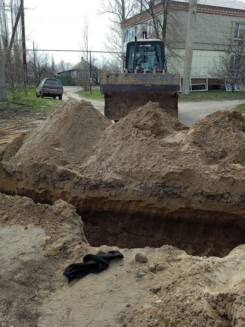 В Станице Луганской специалисты ГУП ЛНР "Лугансквода" проводят замену участка водовода В Станице Луганской специалисты ГУП ЛНР "Лугансквода" проводят замену участка водовода