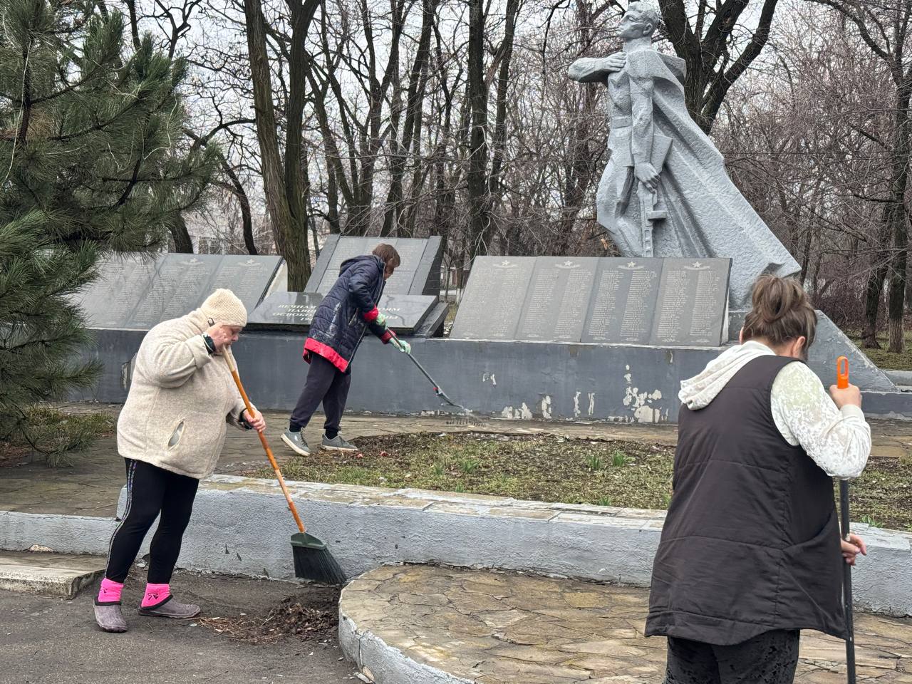 Андрей Рубанцов: Субботник на центральной площади пгт Дзержинский в рамках проекта «Чистая страна»! Андрей Рубанцов: Субботник на центральной площади пгт Дзержинский в рамках проекта «Чистая страна»!