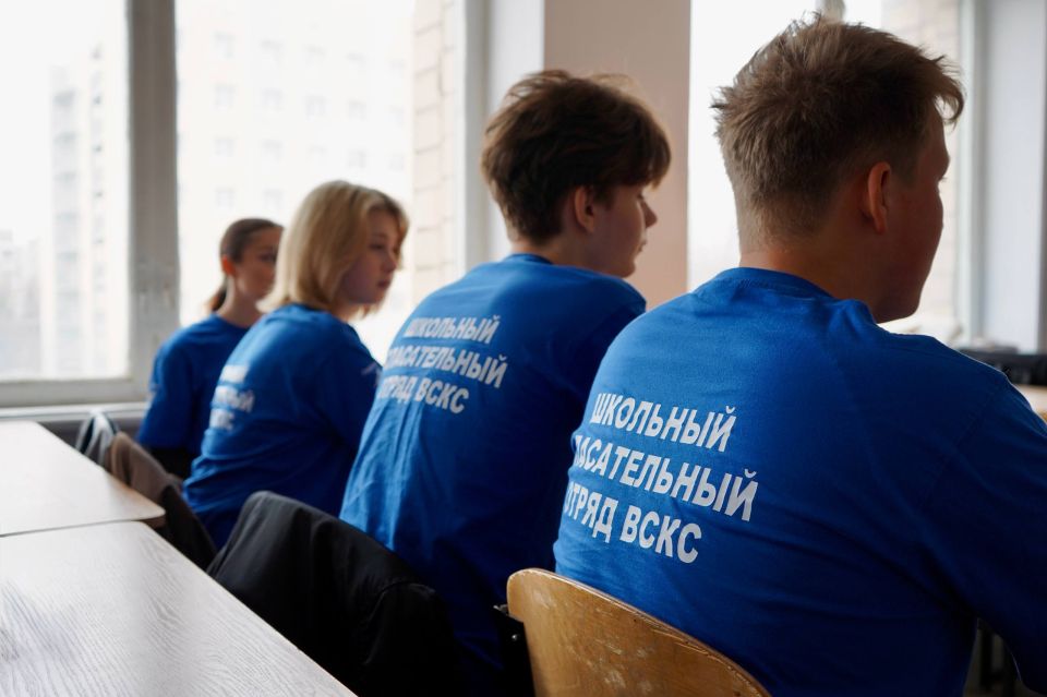 Не просто уметь, а знать. Луганское РО ВСКС уделяет особое внимание работе с молодежью, понимая, что именно в школьном возрасте закладываются основы ответственного отношения к жизни и здоровью Не просто уметь, а знать. Луганское РО ВСКС уделяет особое внимание работе с молодежью, понимая, что именно в школьном возрасте закладываются основы ответственного отношения к жизни и здоровью
