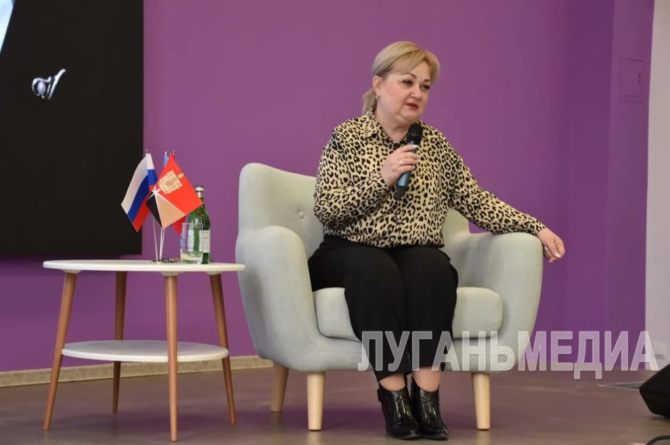 Продолжается «Профи-диалог»: молодежь Алчевска встретилась с главой городского муниципалитета Светланой Гребеньковой Продолжается «Профи-диалог»: молодежь Алчевска встретилась с главой городского муниципалитета Светланой Гребеньковой