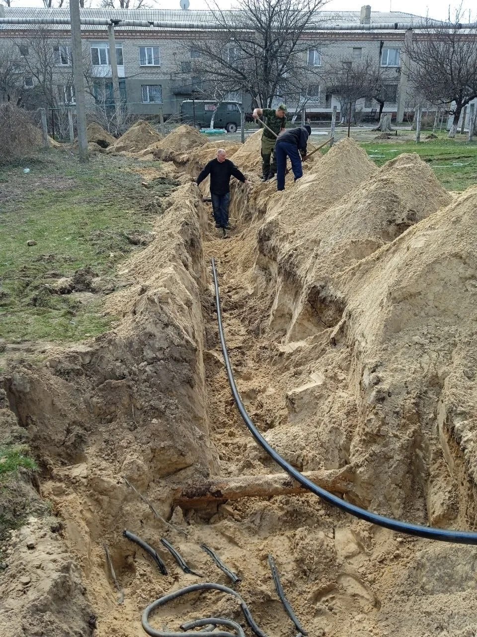 В Станице Луганской специалисты ГУП ЛНР "Лугансквода" проводят замену участка водовода В Станице Луганской специалисты ГУП ЛНР "Лугансквода" проводят замену участка водовода