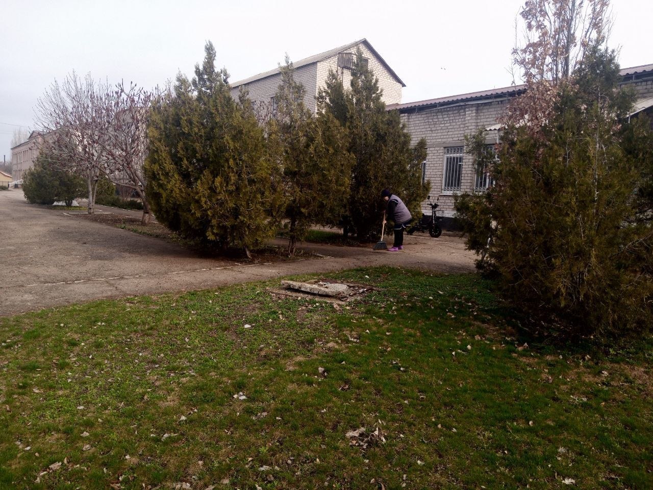 26 марта коллектив Станично-Луганской средней школы имени Грекова П. М. дружно вышел на общешкольную акцию «Чистый двор»