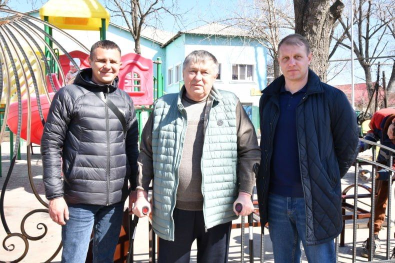 В Свердловском округе обновили детскую площадку у детского сада «Лютик» В Свердловском округе обновили детскую площадку у детского сада «Лютик»
