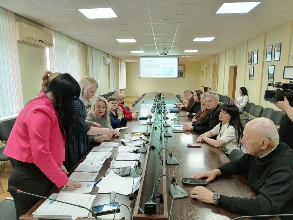 Сегодня под председательством Главы городского округа город Ровеньки Андрея Рубанцова прошло заседание общественной комиссии по организации и проведению голосования по отбору территорий, подлежащих благоустройству в рамках... Сегодня под председательством Главы городского округа город Ровеньки Андрея Рубанцова прошло заседание общественной комиссии по организации и проведению голосования по отбору территорий, подлежащих благоустройству в рамках...