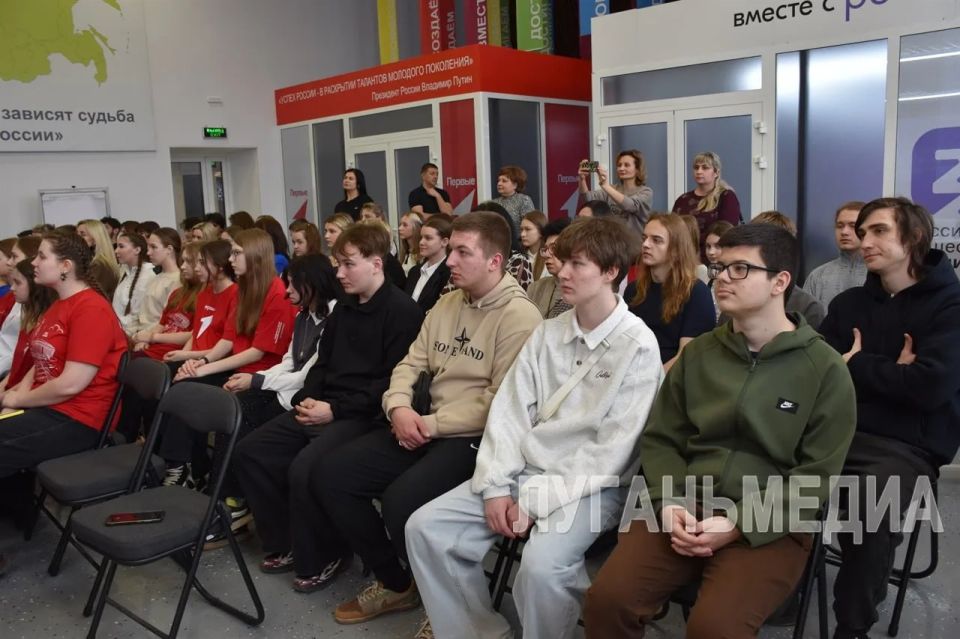 Продолжается «Профи-диалог»: молодежь Алчевска встретилась с главой городского муниципалитета Светланой Гребеньковой Продолжается «Профи-диалог»: молодежь Алчевска встретилась с главой городского муниципалитета Светланой Гребеньковой