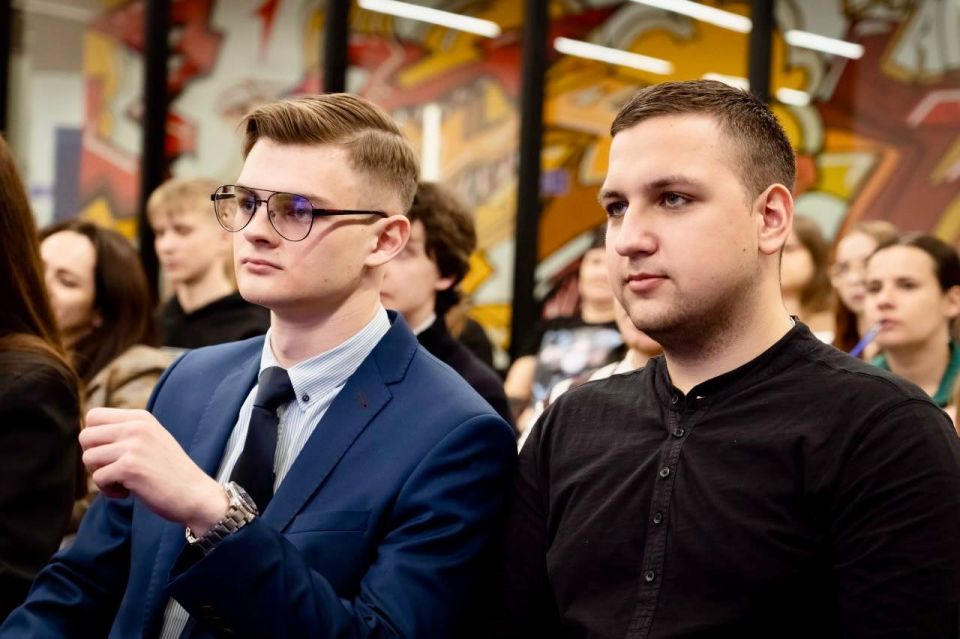 Иван Кусов: Молодежные лидеры, которые уже смогли реализовать в республике свои проекты при поддержке грантов Росмолодежи, поделились со мной своими успехами и проблемами Иван Кусов: Молодежные лидеры, которые уже смогли реализовать в республике свои проекты при поддержке грантов Росмолодежи, поделились со мной своими успехами и проблемами