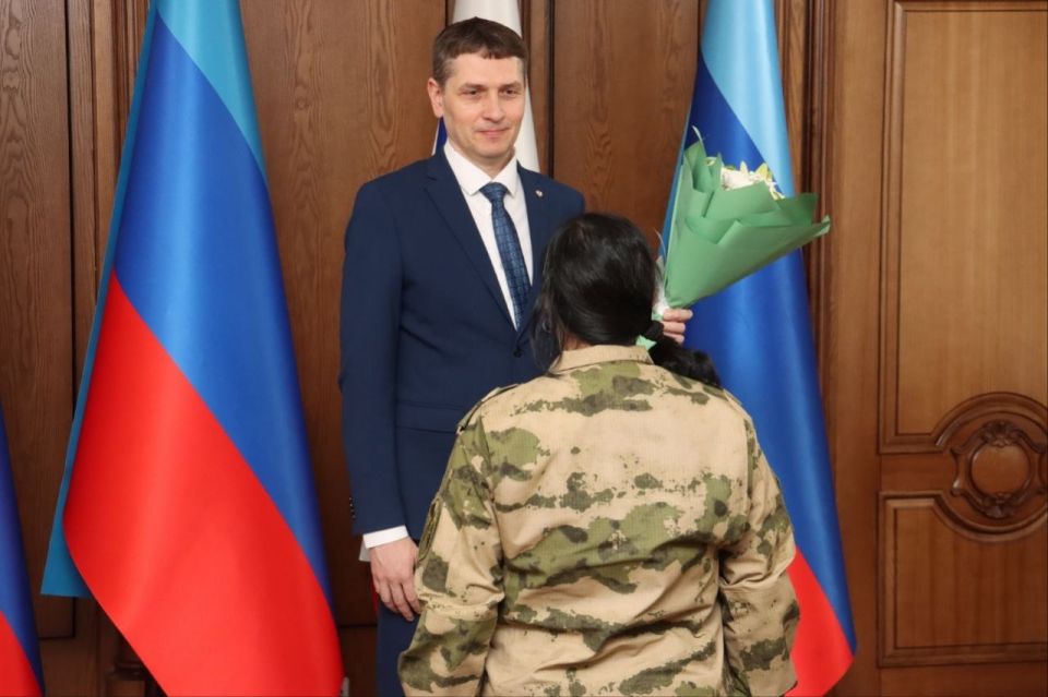Глава ЛНР наградил росгвардейцев Глава ЛНР наградил росгвардейцев