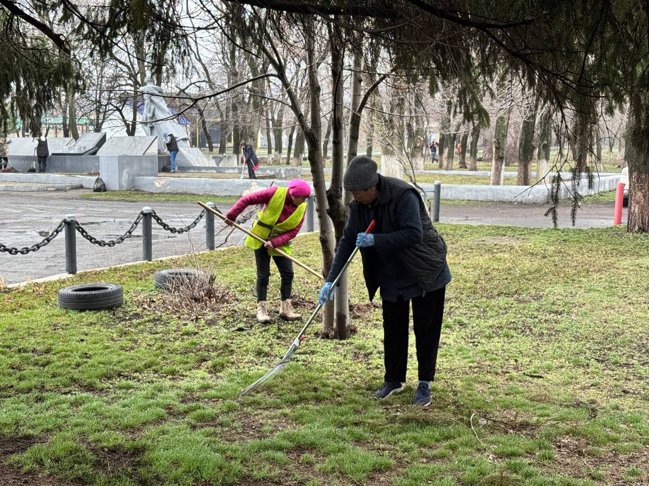 Андрей Рубанцов: Субботник на центральной площади пгт Дзержинский в рамках проекта «Чистая страна»! Андрей Рубанцов: Субботник на центральной площади пгт Дзержинский в рамках проекта «Чистая страна»!