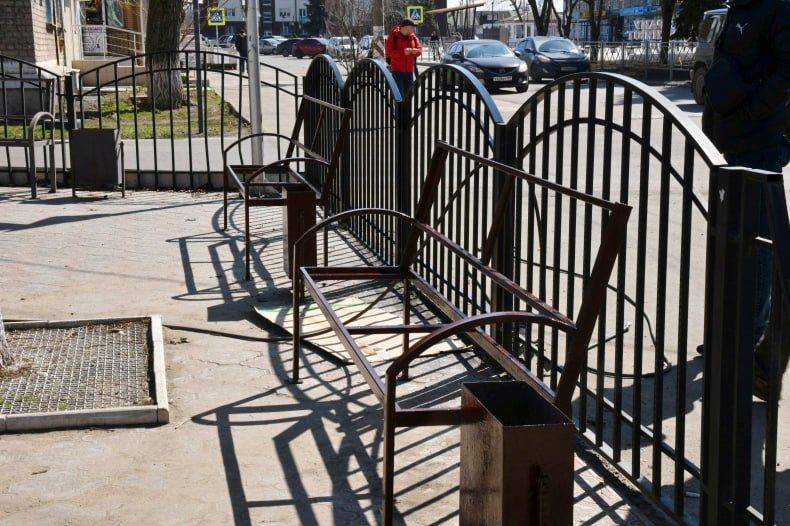 В Свердловском округе обновили детскую площадку у детского сада «Лютик» В Свердловском округе обновили детскую площадку у детского сада «Лютик»