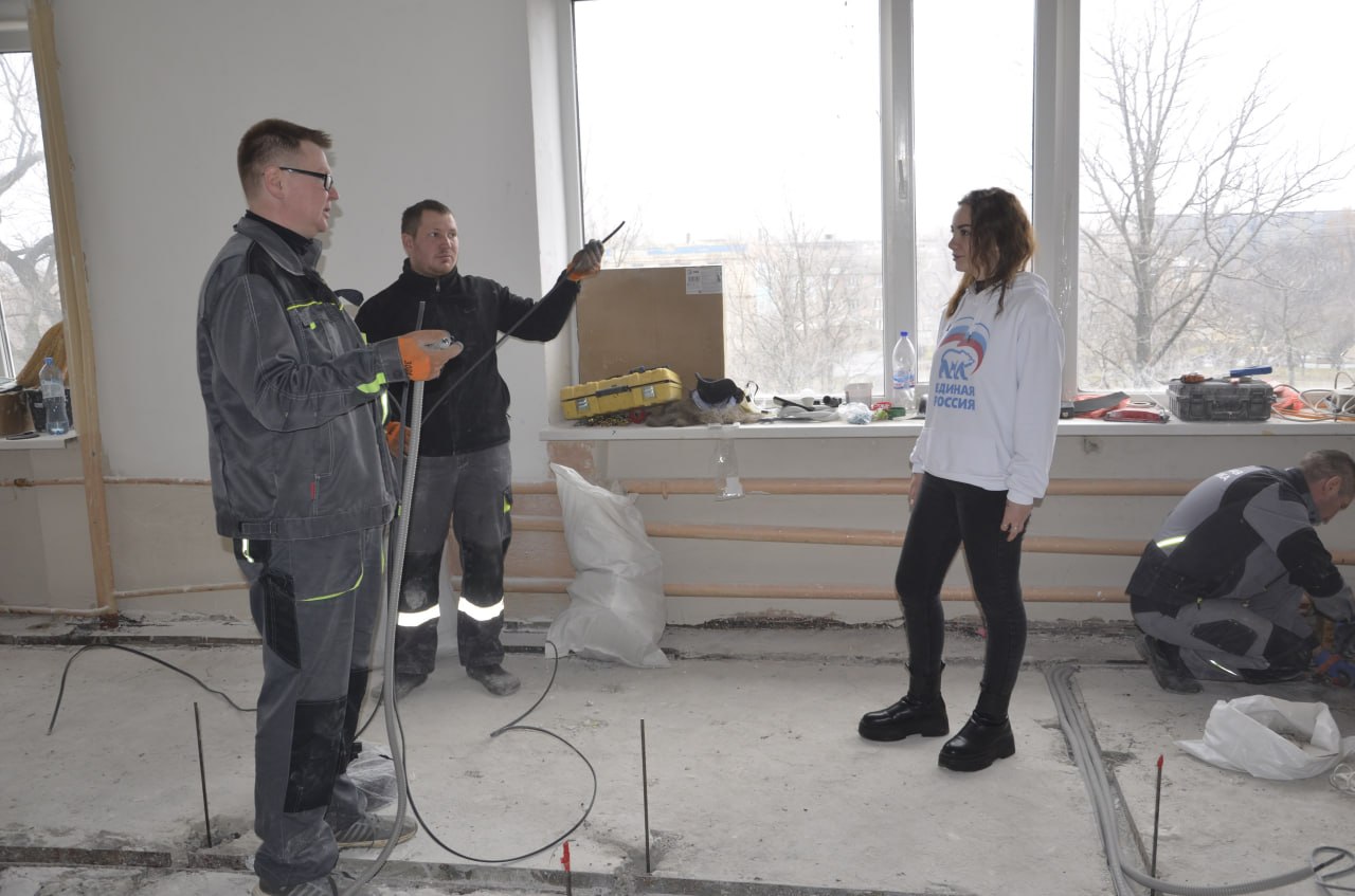 В Лутугинской средней школе №1 проинспектировали ход капремонта кабинета физики по Народной программе «Единой России» В Лутугинской средней школе №1 проинспектировали ход капремонта кабинета физики по Народной программе «Единой России»