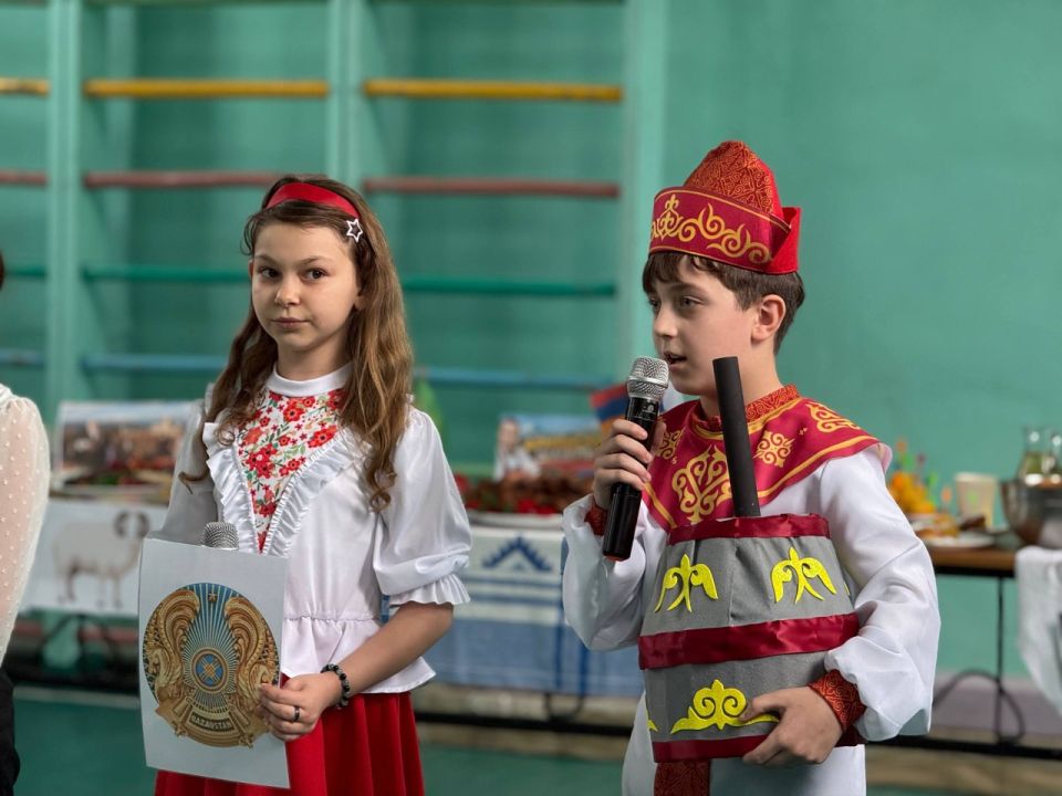 В стахановской школе провели фестиваль народов России В стахановской школе провели фестиваль народов России