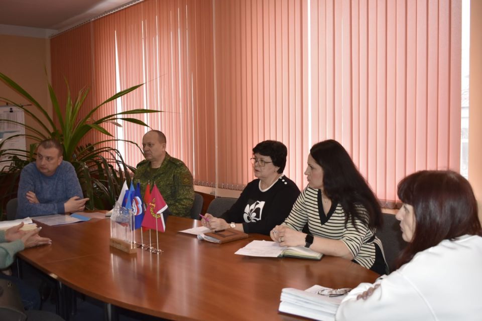 Временно исполняющий полномочия Главы Администрации Перевальского муниципального округа Павел Половинка провел очередную встречу с матерью погибшего участника СВО, проживающей в г. Артемовске Временно исполняющий полномочия Главы Администрации Перевальского муниципального округа Павел Половинка провел очередную встречу с матерью погибшего участника СВО, проживающей в г. Артемовске