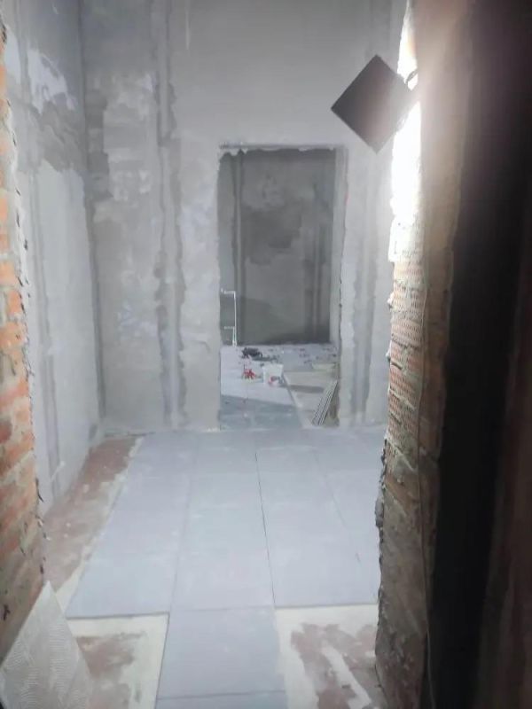 В здании патоморфологии Беловодской ЦРБ производят укладку напольной плитки В здании патоморфологии Беловодской ЦРБ производят укладку напольной плитки