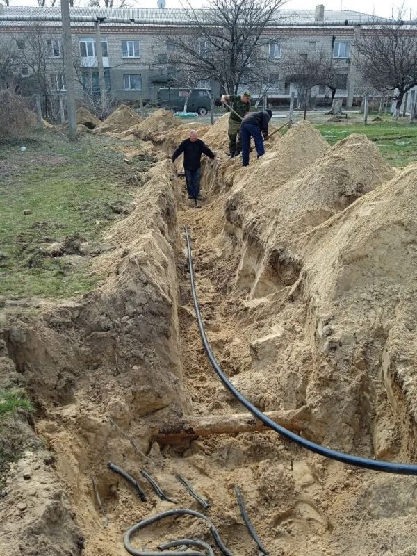 В Станице Луганской меняют участок старого водовода В Станице Луганской меняют участок старого водовода