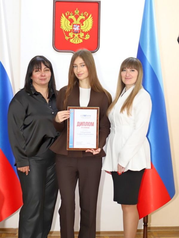 Председатель Избиркома ЛНР вручила диплом финалисту Всероссийской олимпиады «Софиум» Председатель Избиркома ЛНР вручила диплом финалисту Всероссийской олимпиады «Софиум»