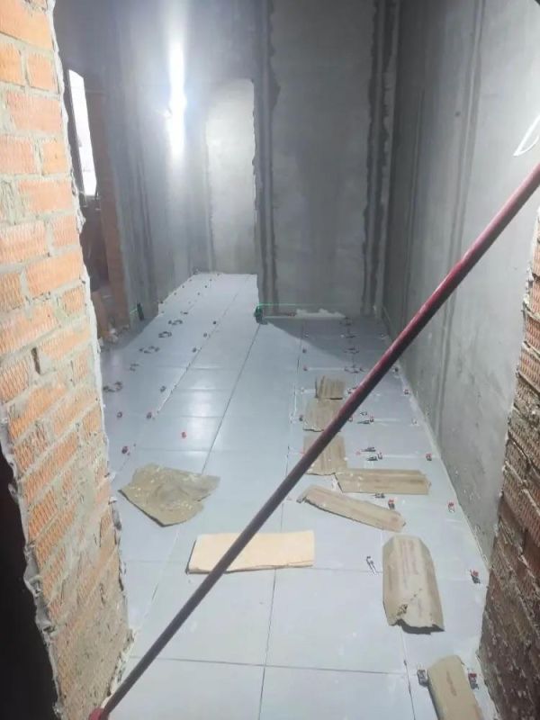 В здании патоморфологии Беловодской ЦРБ производят укладку напольной плитки В здании патоморфологии Беловодской ЦРБ производят укладку напольной плитки
