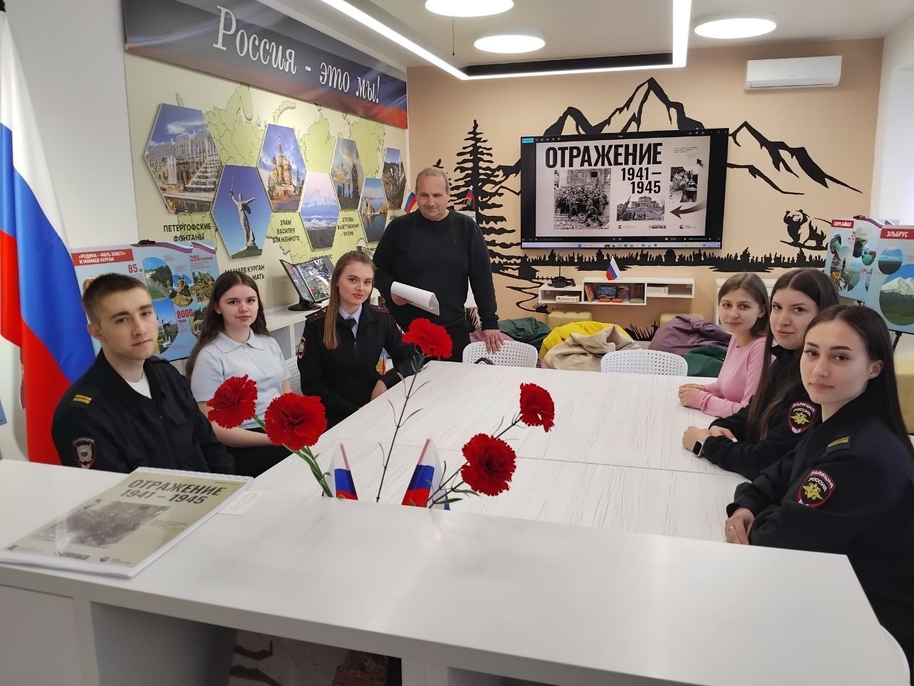 Молодые сотрудники полиции ОМВД России «Славяносербский» посетили Славяносербский краеведческий музей