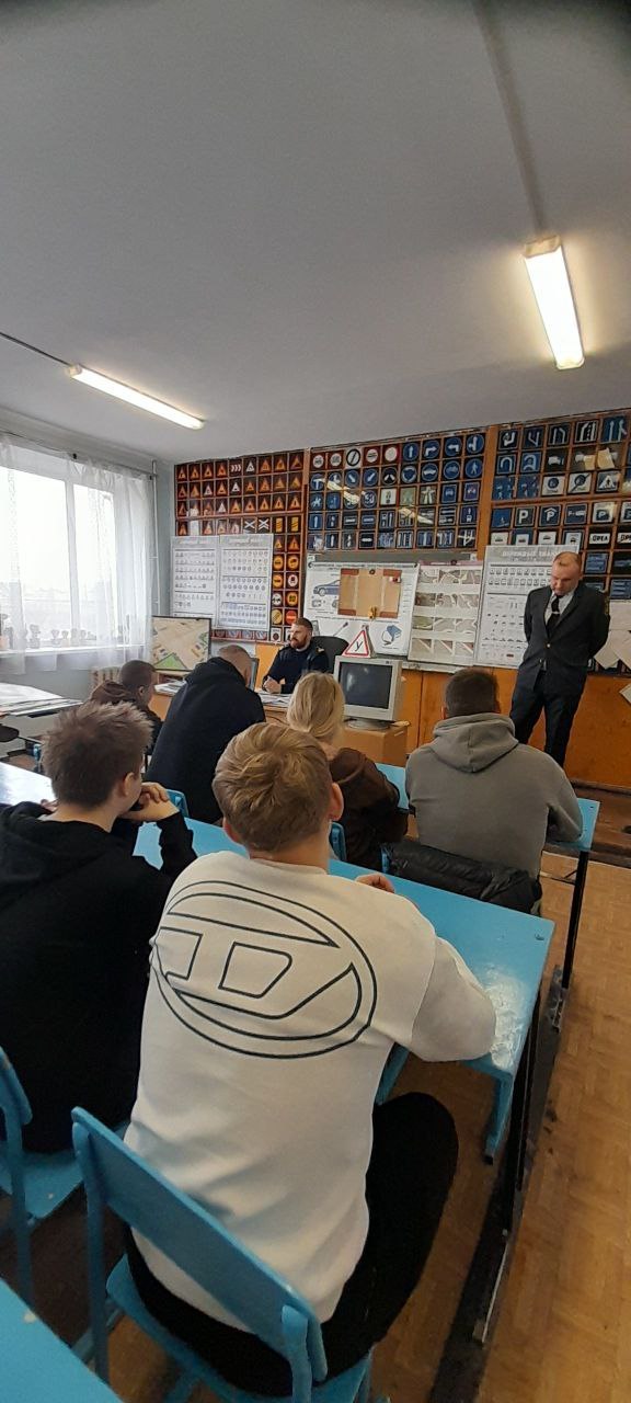 Будущие трактористы ЛНР учатся безопасности: Гостехнадзор провёл профилактическую лекцию в Новосветловском аграрном колледже