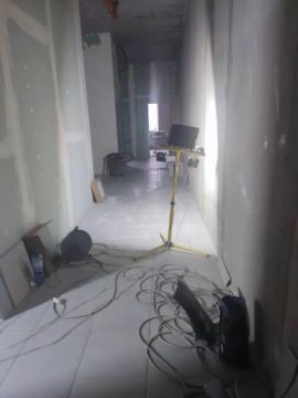 В здании патоморфологии Беловодской ЦРБ производят укладку напольной плитки